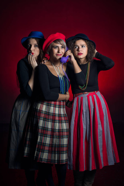 Trio di cantanti donne in posa insieme in posizione drammatica
. - Foto, immagini