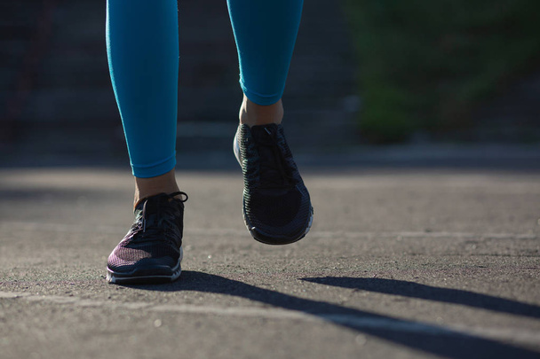 Sportoló nő lába alatt jogging edzést a stadion. Hely a szöveg - Fotó, kép