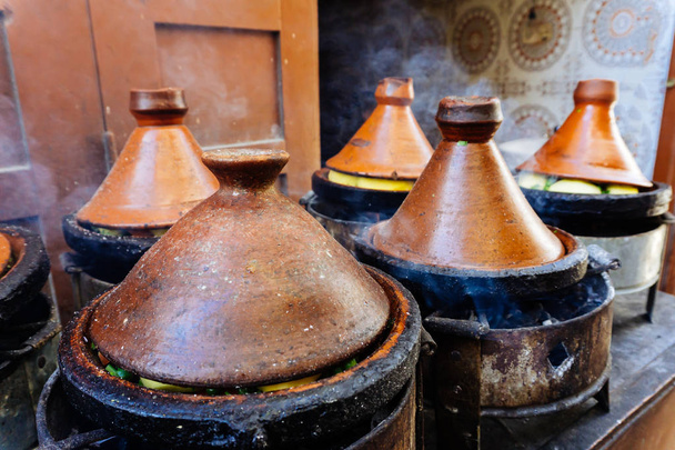 Marokkaanse tajine (tajin). Straatvoedsel in Marokko (Marrakech). Nationale en traditionele keuken van Marokko en Noord-Afrika. - Foto, afbeelding