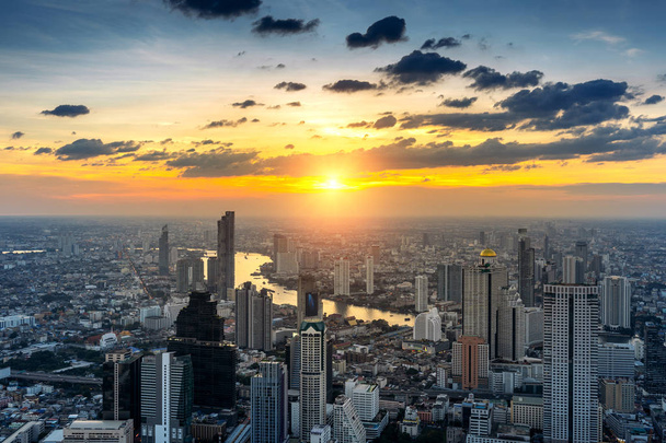 Чудовий захід сонця в Бангкоку (Таїланд). - Фото, зображення