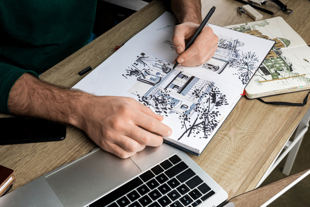 селективный фокус мужчин руки рисования в альбоме на деревянном столе рядом с посудой
 - Фото, изображение