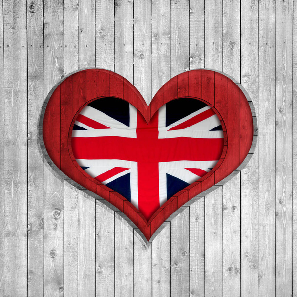 Флаг Великобритании, форма сердца, деревянный фон с копировальным пространством для текста или изображений
  - Фото, изображение