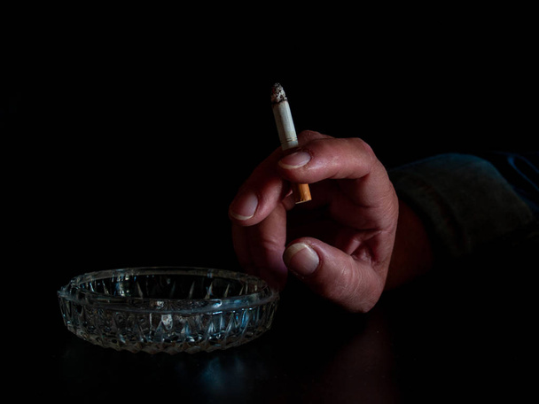 Рука жінки, яка палить цигарку і попільничка
 - Фото, зображення