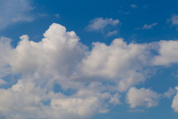 Cielo azul con nubes blancas - Foto, Imagen
