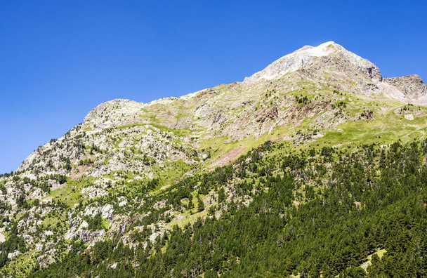 Montañas de los Pirineos en el valle de Benasque en España en un día soleado. - Foto, Imagen
