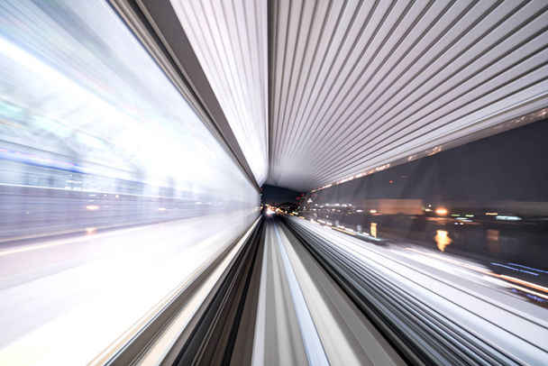 Flou de mouvement du train se déplaçant à l'intérieur d'un tunnel avec la lumière du jour à Tokyo, Japon
. - Photo, image
