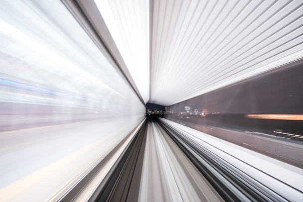 Розмиття у русі поїзда переміщення всередині тунелю з денним в Токіо, Японія. - Фото, зображення