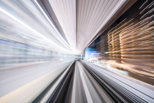 Desenfoque de movimiento del tren moviéndose dentro del túnel con luz diurna en Tokio, Japón
. - Foto, Imagen