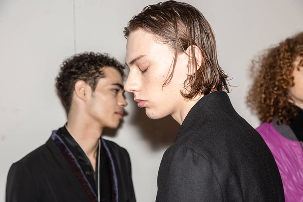 MILAN, ITALY - JANUARY 13: Beautiful models pose in the backstage just before Bed J.W. Ford show during Milan Men's Fashion Week on JANUARY 13, 2019 in Milan. - Foto, imagen