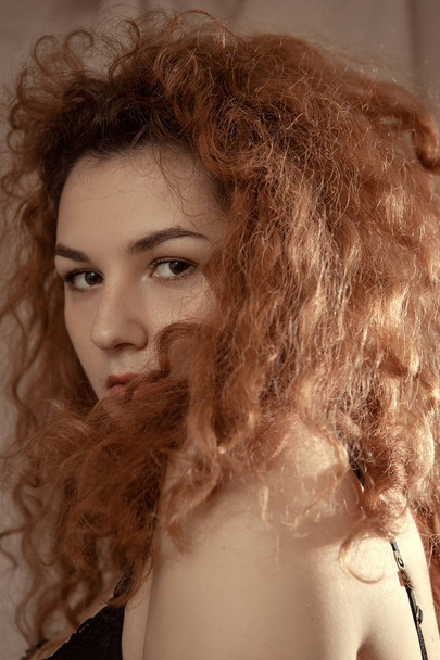 Hermosa y joven chica con el pelo rojo rizado en lencería
 - Foto, imagen