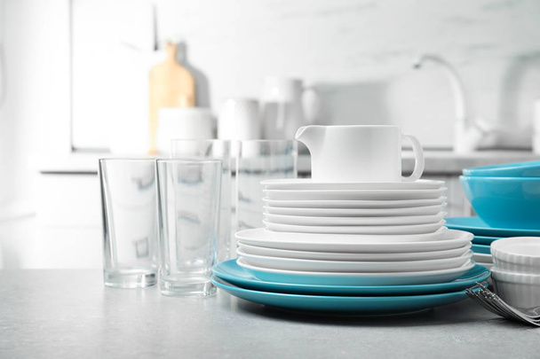 Set of clean dishes on table in kitchen - Foto, Imagen
