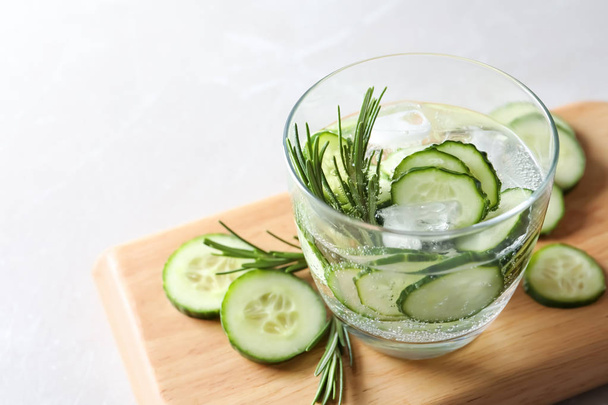 Glass of fresh cucumber water on table. Space for text - Foto, afbeelding