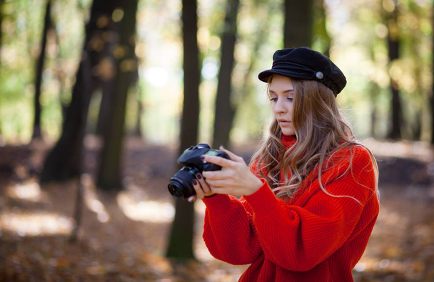 Young woman having fun with camera making photos at green park - Foto, Bild