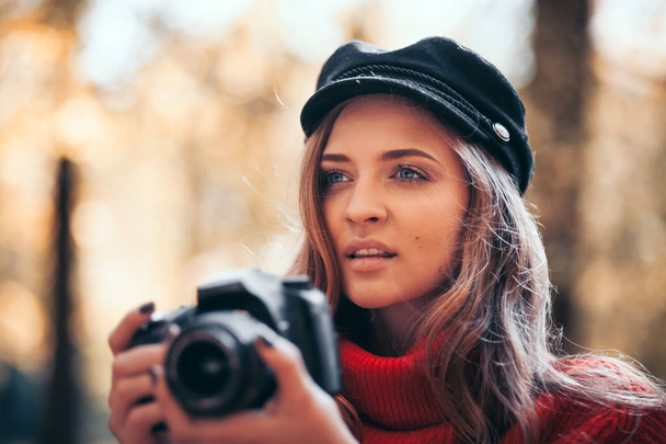 Young woman having fun with camera making photos at green park - Foto, immagini