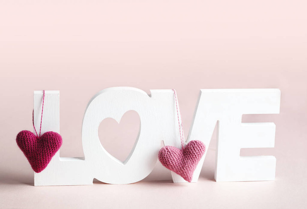 Slovo láska a růžové srdce na růžovém pozadí  - Fotografie, Obrázek