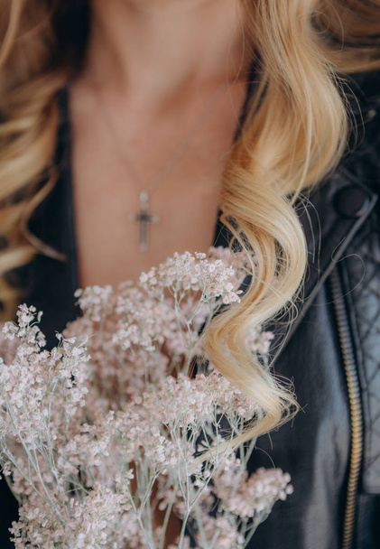 girl blonde in a leather jacket with flowers in the style of rock - Foto, Imagem