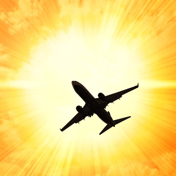 темный силуэт летающего в небе самолета
  - Фото, изображение