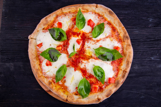 Pizza Margarita mit Basilikum, Oregano, Mozzarella und Soße - Foto, Bild