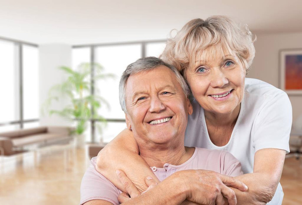 Adorável casal de idosos em segundo plano
 - Foto, Imagem