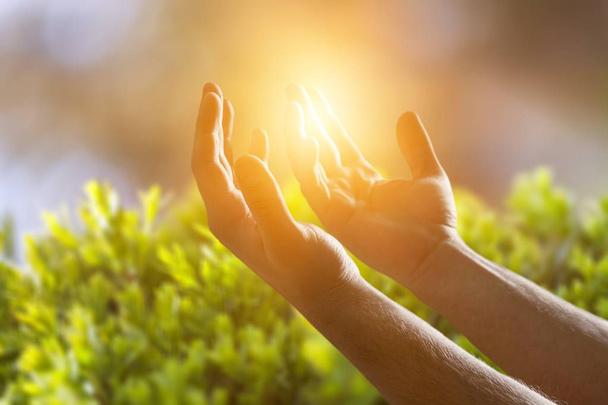 Τα χέρια του ανθρώπου προσεύχεται, γκρο πλαν θέα - Φωτογραφία, εικόνα