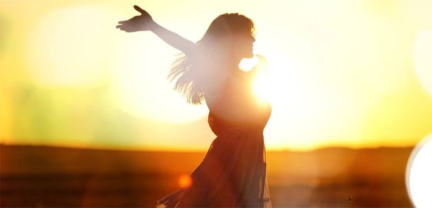  красива щаслива жінка під світлом заходу сонця
 - Фото, зображення