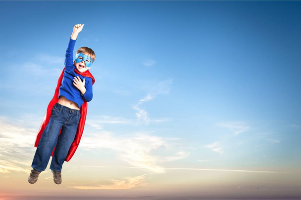 Милий супергерой хлопчик літає
  - Фото, зображення