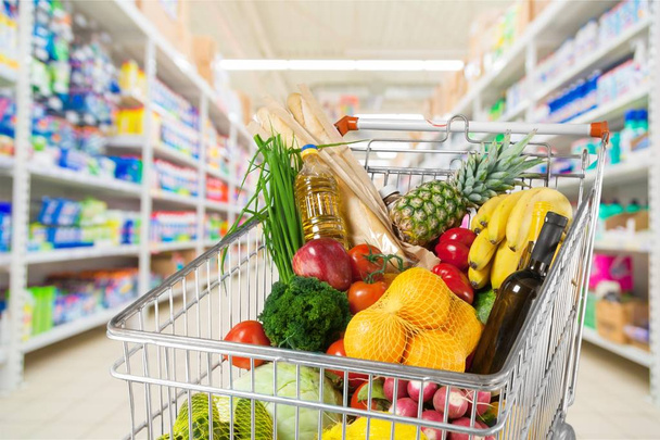 Chariot de supermarché plein d'aliments sains, fruits et légumes
 - Photo, image
