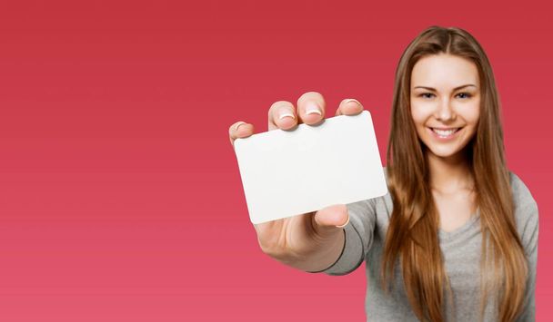 happy young woman holding blank business card - Foto, afbeelding