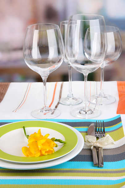 Ajuste de mesa con vasos para diferentes bebidas en la mesa sobre el fondo de la habitación
 - Foto, imagen