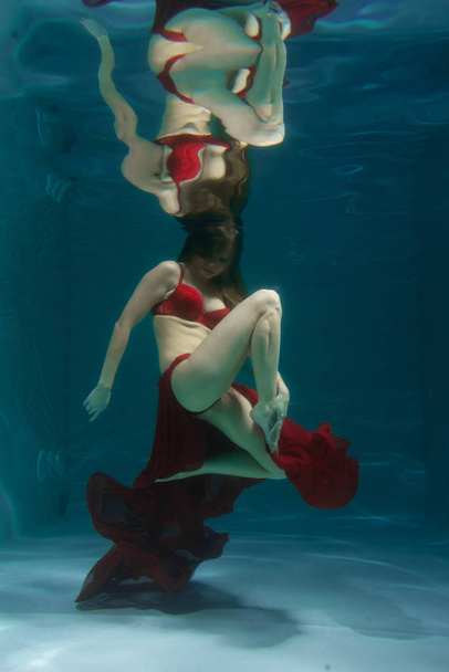 bella caucasica capelli lunghi donna nuotare sott'acqua in lingerie sexy rosso da solo nel profondo
 - Foto, immagini
