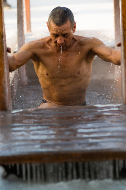 ペトロパブロフスク、カザフスタン-2018 年 1 月 19 日: 洗礼。人々 は冬の氷の穴で泳ぐ. - 写真・画像