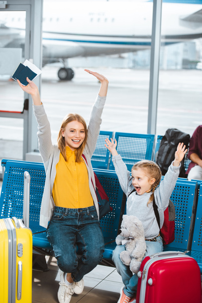 cherful anya és lánya kezét feje fölött, és mosolyogva repülőtér  - Fotó, kép
