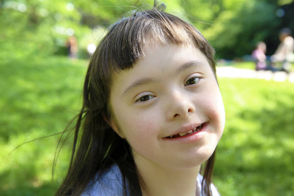 Muotokuva pieni tyttö hymyilee puistossa - Valokuva, kuva