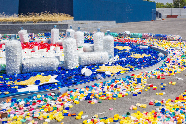 Порожні пластикові пляшки та кольорові ковпачки, кришки для переробки
. - Фото, зображення