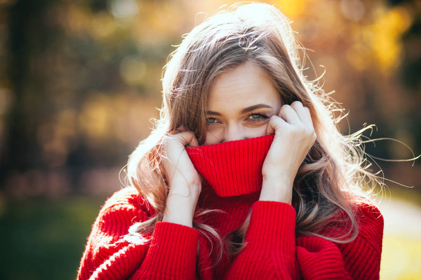 Natural young woman in soft warm knitted sweater walking outdoors, autumn and spring - Foto, Imagem
