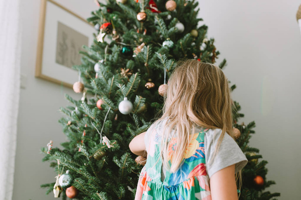 Noel ağacı evde yakınındaki sevimli küçük kız  - Fotoğraf, Görsel