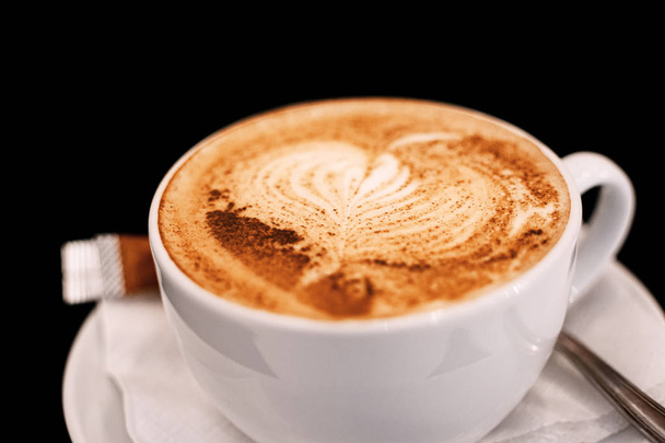 чашка кави зі збитими вершками та корицею
 - Фото, зображення