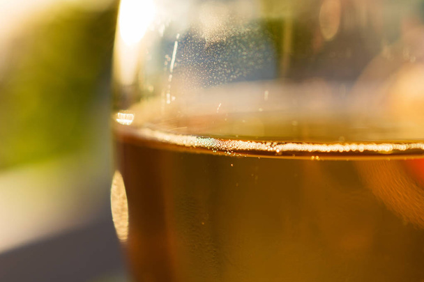 Sklenka vína Řecká Retsina s bublinkami při západu slunce - Fotografie, Obrázek