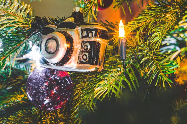 Χριστούγεννα στολίδι στο χριστουγεννιάτικο δέντρο και λαμπερό φώτα - Φωτογραφία, εικόνα