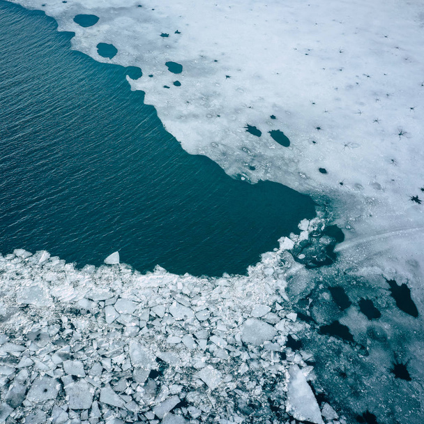 Laguna Glaciar con icebergs desde arriba. Vista aérea. Hielo agrietado desde la vista del dron. Concepto textura de fondo
. - Foto, Imagen