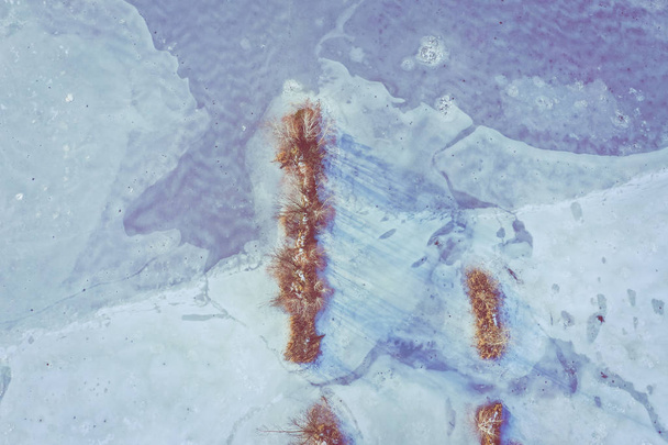 A légi felvétel a befagyott tó. Téli táj. Tájkép fotó a drone felett téli csodaország foglyul ejtett. - Fotó, kép