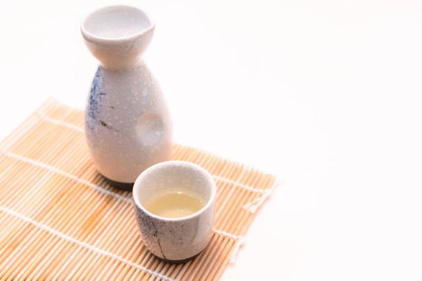 sake giapponese, Sake è un liquore tradizionale giapponese che è ampiamente popolare
. - Foto, immagini