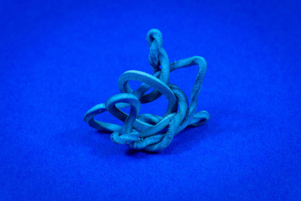 Velho rachado torcido elástico azul centrado no azul com espaço de cópia e vinheta
 - Foto, Imagem