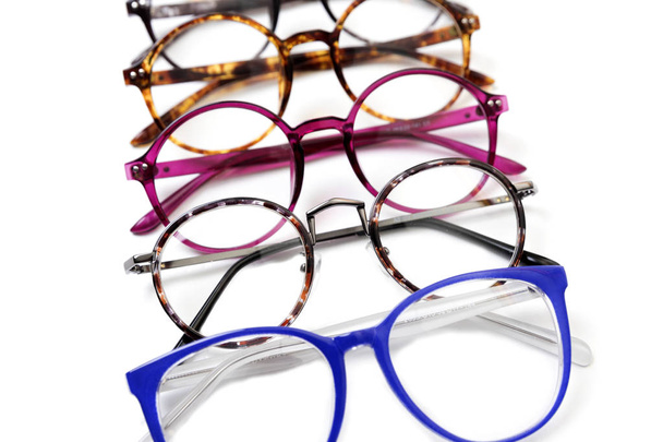 Різні рамки для окулярів на білому тлі. Ізольовані
 - Фото, зображення
