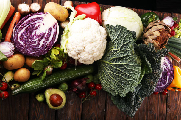 Különböző nyers bio zöldségek és a gyümölcsök összetétele. Kiegyensúlyozott étrend - Fotó, kép