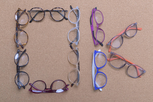 das Wort "ok" wird aus dem Brillengestell auf einer Korkplatte ausgebreitet - Foto, Bild
