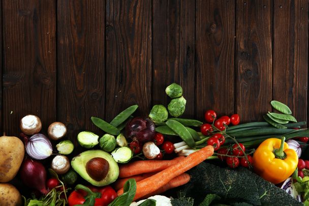 Composición con variedad de verduras y frutas orgánicas crudas. Dieta equilibrada
 - Foto, imagen
