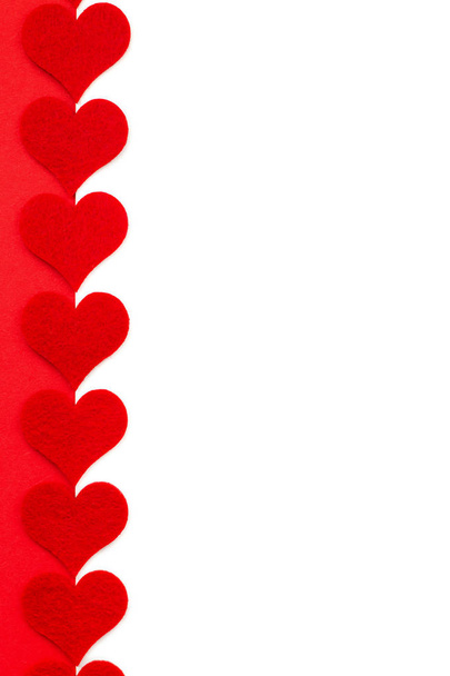 st.valentine 's day holiday background. rote Herzen in Herzform auf rotem und weißem Hintergrund. flach lag. Copy Paste für Text.  - Foto, Bild