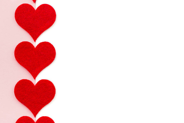 Fondo de vacaciones del día de San Valentín. Corazones rojos en forma de corazón sobre fondo rosa y blanco. Acostado. Copiar pegar para texto
.  - Foto, imagen