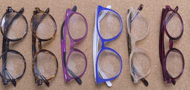 Différents cadres de lunettes sur le panneau de liège
 - Photo, image